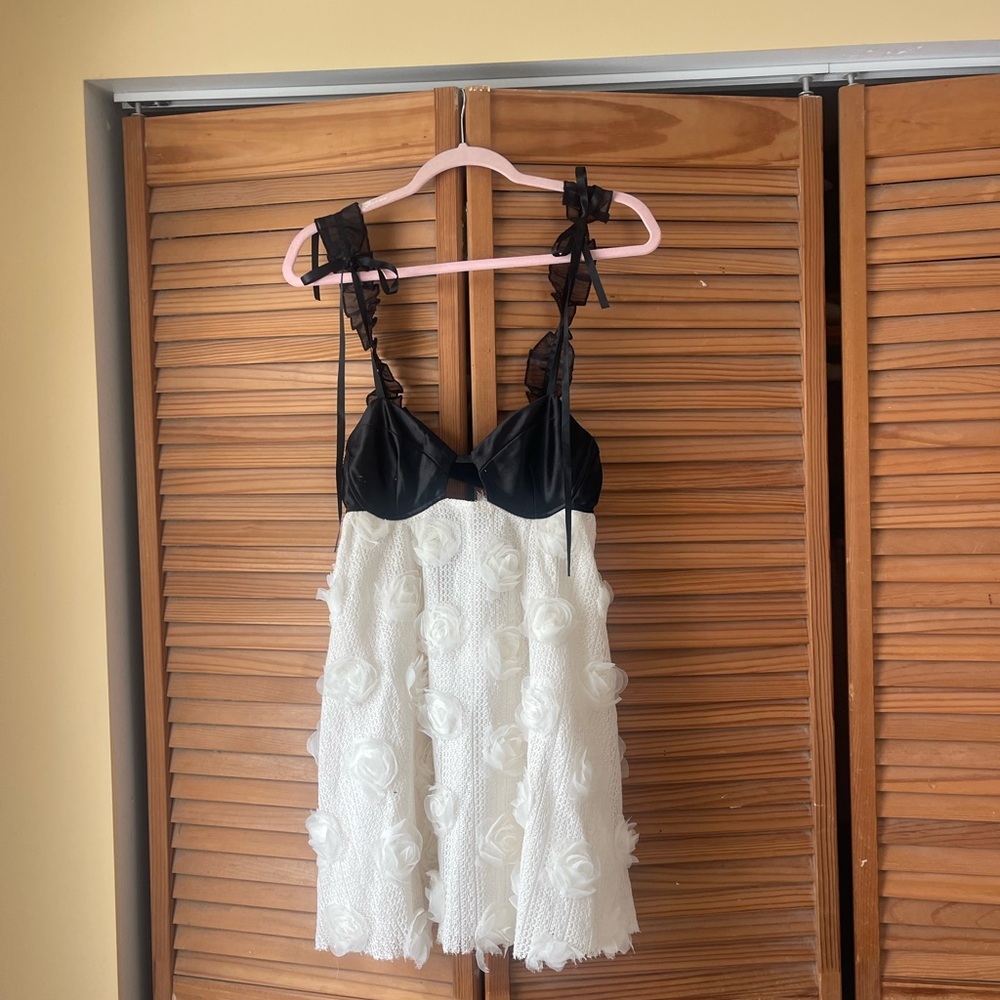 Elegant Black and Cream Mini Dress - Picture 7 of 9